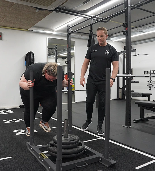 lifestyle-coach-gewichten-duwen